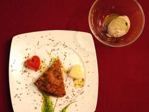 Tofukuchen mit grüner Teesoße dazu Sojaeis und Erdbeer-Sorbet (Antonia) - Rezept