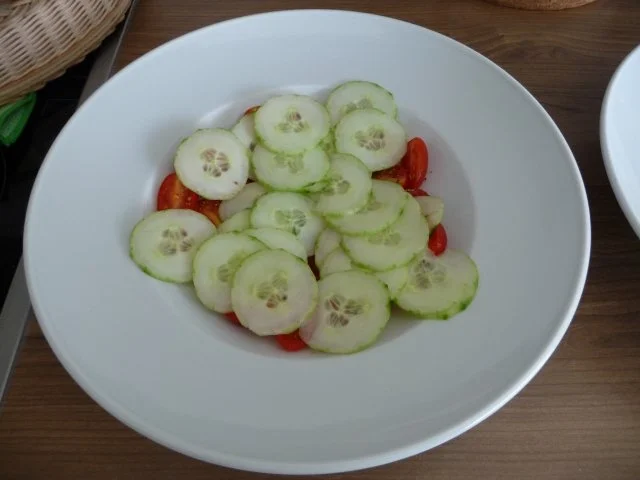 Salat : Großer Salatteller mit Wurstkraken - Rezept - Bild Nr. 4