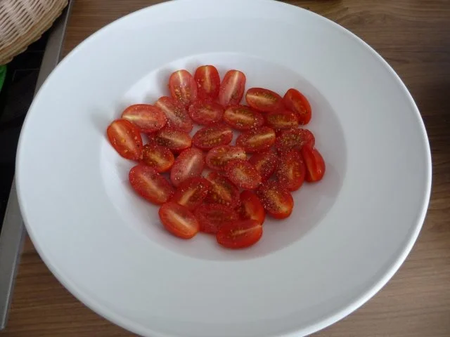 Salat : Großer Salatteller mit Wurstkraken - Rezept - Bild Nr. 2