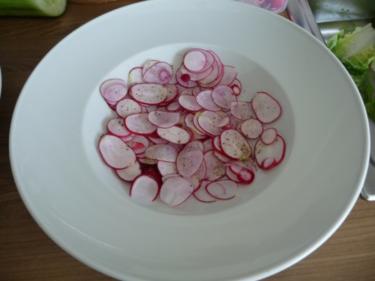 Salat: Großer Salatteller mit Wurstkraken