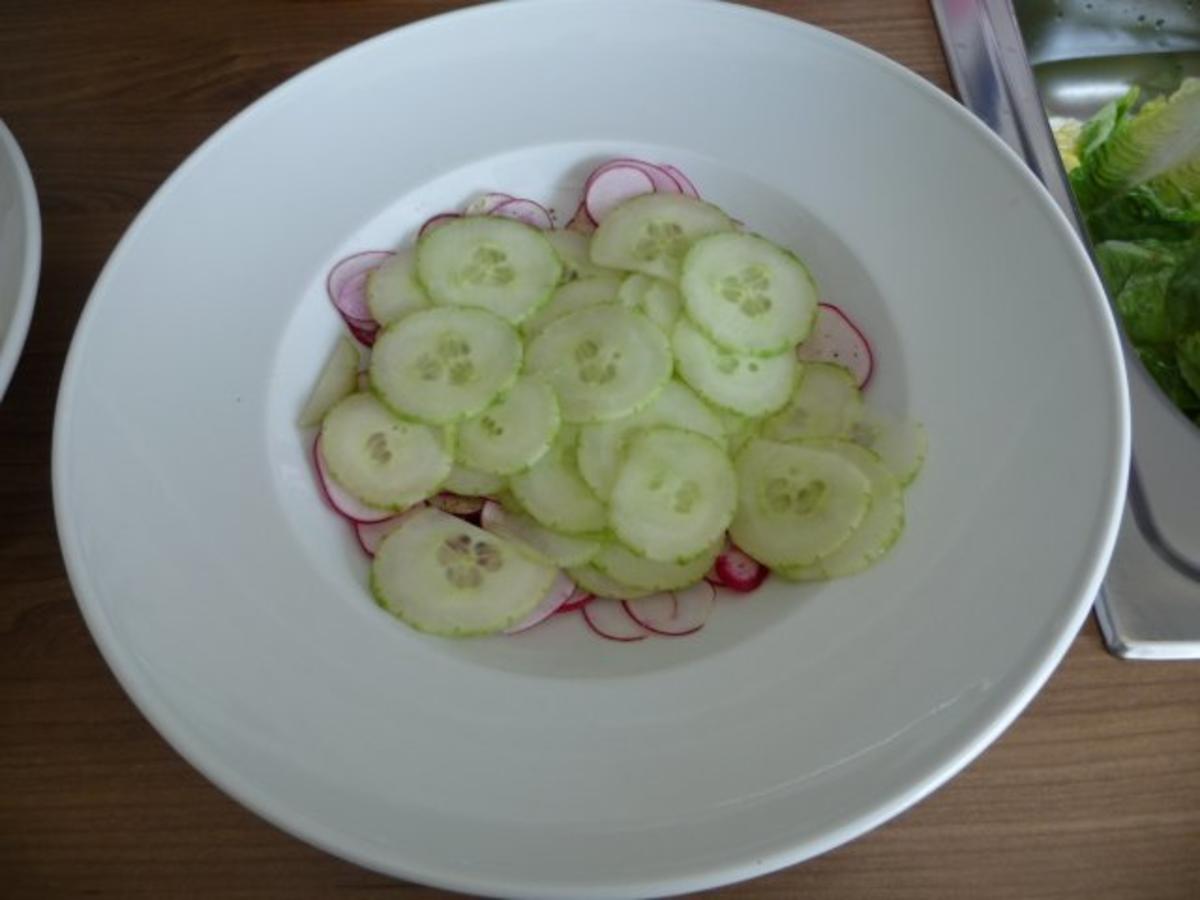 Salat : Großer Salatteller mit Wurstkraken - Rezept - Bild Nr. 5