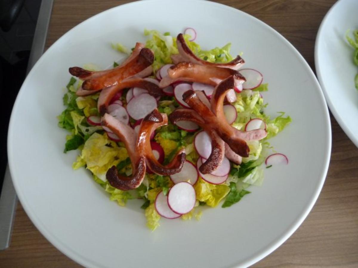 Salat : Großer Salatteller mit Wurstkraken - Rezept - kochbar.de