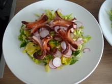 Salat : Großer Salatteller mit Wurstkraken - Rezept