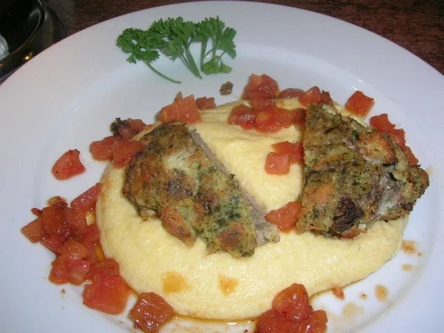 Wildschweinrücken in Kräutercrumble mit cremiger Polenta - Rezept