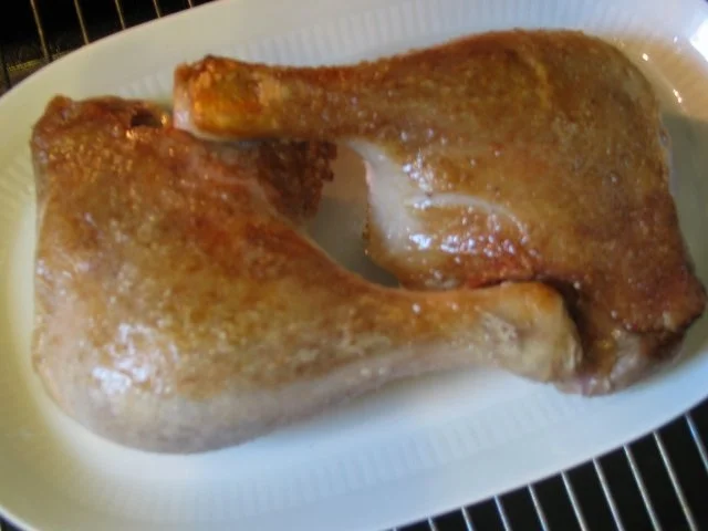 Rezept: Geflügel: Entenkeulen in Weinbeerensahne Bild Nr. 3 Geflügel: Entenkeulen in Weinbeerensahne - Rezept - Bild Nr. 3