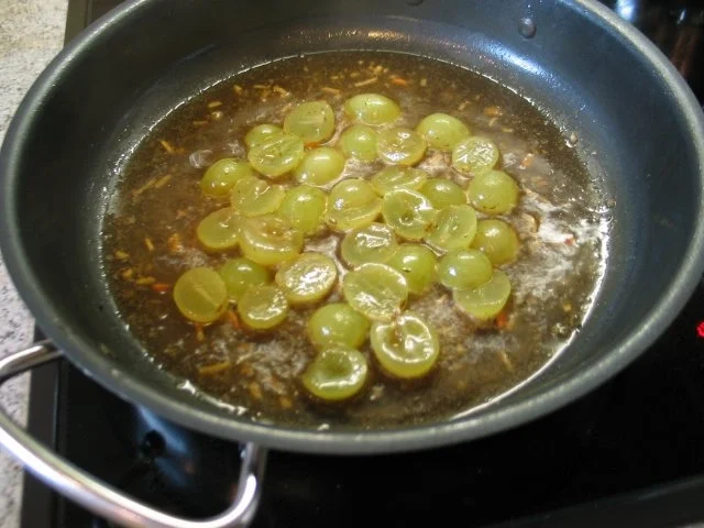 Rezept: Geflügel: Entenkeulen in Weinbeerensahne Bild Nr. 5 Geflügel: Entenkeulen in Weinbeerensahne - Rezept - Bild Nr. 5