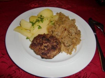 Schmorkohl mit Frikadellen und Salzkartoffeln - Rezept