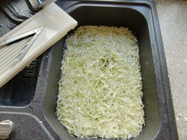 Schmorkohl mit Frikadellen und Salzkartoffeln - Rezept - Bild Nr. 2