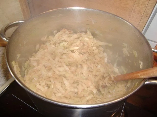 Schmorkohl mit Frikadellen und Salzkartoffeln - Rezept - Bild Nr. 5