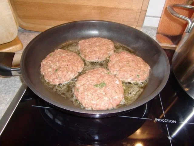 Schmorkohl mit Frikadellen und Salzkartoffeln - Rezept - Bild Nr. 9