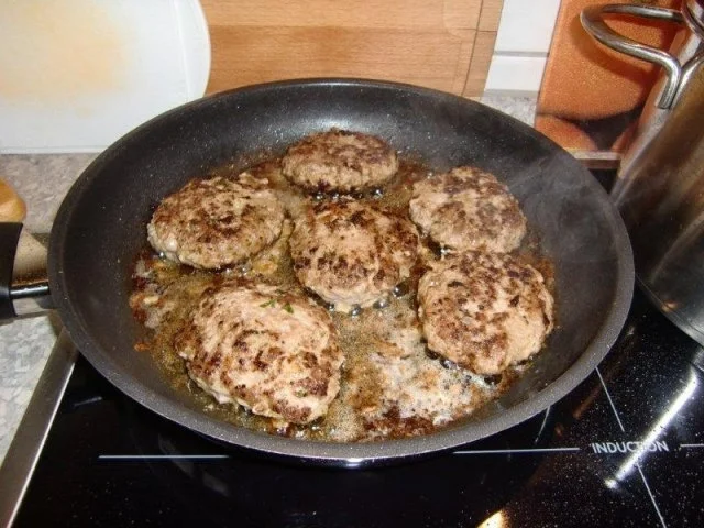 Schmorkohl mit Frikadellen und Salzkartoffeln - Rezept - Bild Nr. 10