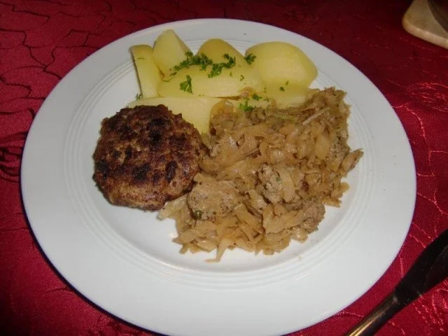 Schmorkohl mit Frikadellen und Salzkartoffeln - Rezept - Bild Nr. 12