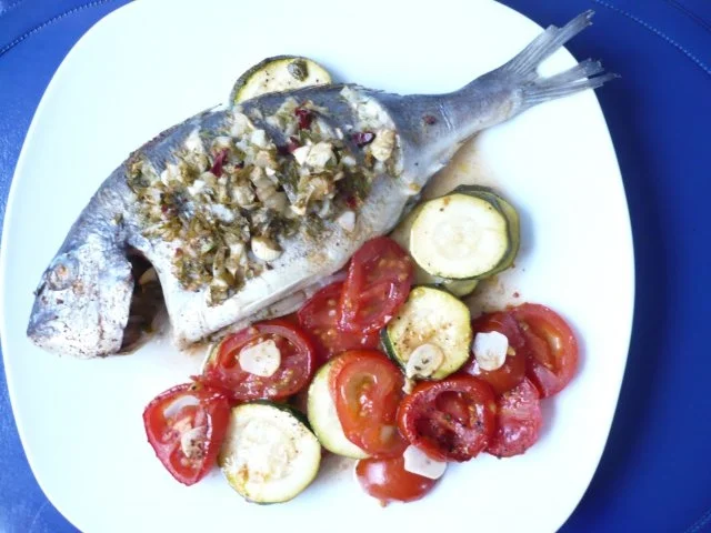 Dorade mit Kräuterpaste auf Zucchini-Tomatengemüse - Rezept