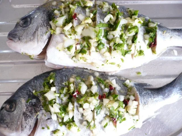 Dorade mit Kräuterpaste auf Zucchini-Tomatengemüse - Rezept - Bild Nr. 5