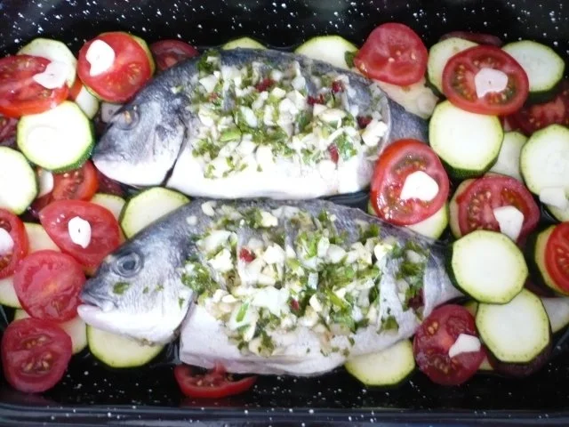 Dorade mit Kräuterpaste auf Zucchini-Tomatengemüse - Rezept - Bild Nr. 6