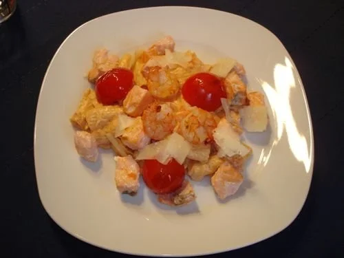 Rigatoni mit Lachs in Tomaten-Robiola-Creme - Rezept - Bild Nr. 2