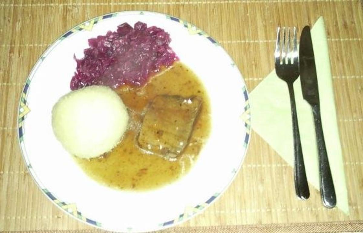 Sauerbraten mit Knödel und Rotkraut - Rezept