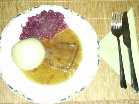 Sauerbraten mit Knödel und Rotkraut - Rezept