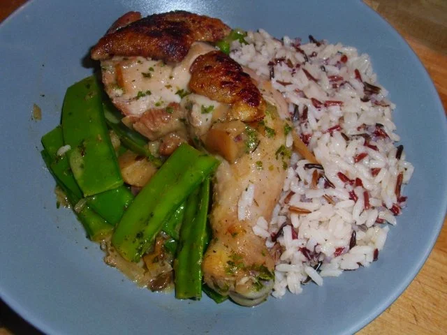 Rezept: Hähnchenschenkel in Apfel-Zwiebelrahm Hähnchenschenkel in Apfel-Zwiebelrahm - Rezept