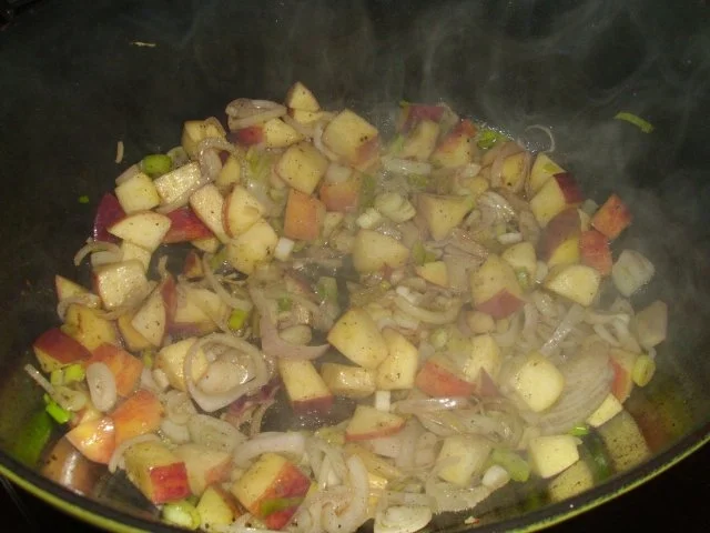 Rezept: Hähnchenschenkel in Apfel-Zwiebelrahm Bild Nr. 2 Hähnchenschenkel in Apfel-Zwiebelrahm - Rezept - Bild Nr. 2