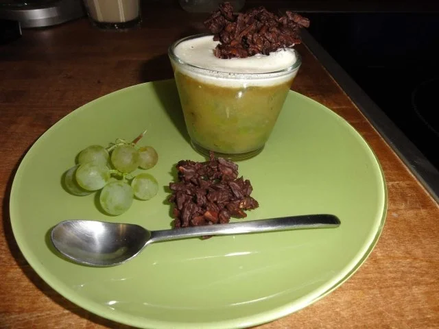 Trauben-Gelee mit Mandelschäumchen und Mandelsplitter - Rezept