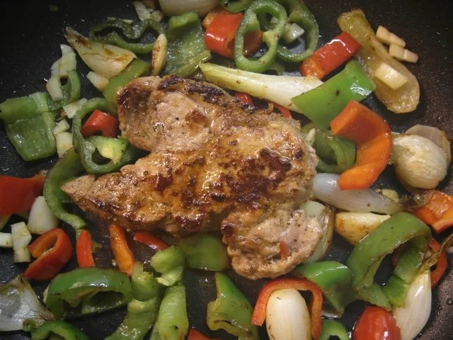 Rezept: Entbeintes Rinderkotelett im Gemüsebett Entbeintes Rinderkotelett im Gemüsebett - Rezept