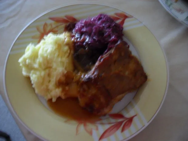 Schälrippchen mit Apfel-Rotkraut und Pürree - Rezept - Bild Nr. 3