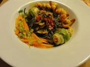 schwarze Spaghetti mit Schollenröllchen, Scampi und Safran-Kokossauce - Rezept