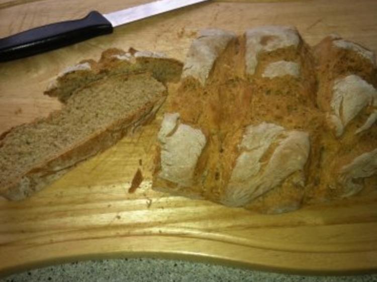 Selbstgebackenes roggenbrot - einfach - 210 kcal/100g