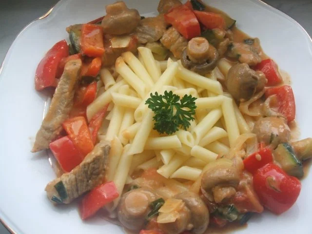 Rezept: Filetstreifen im Nudelbett mit Filetstreifen im Nudelbett mit - Rezept