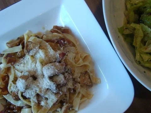 Bandnudeln mit Champignons und Speck - Rezept