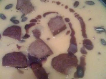 Kürbiscremesuppe mit Knobikrustln - Rezept