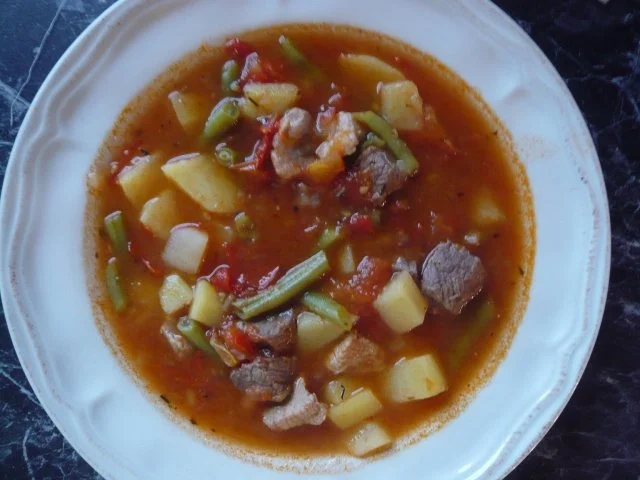 Gulaschtopf mit Tomaten und Bohnen - Rezept