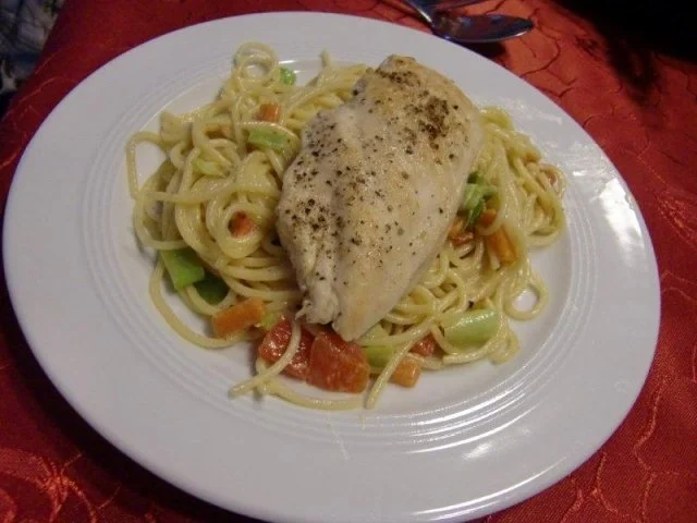 Rezept: Hähnchenbrust auf Spaghetti Gemüsebett Hähnchenbrust auf Spaghetti Gemüsebett - Rezept