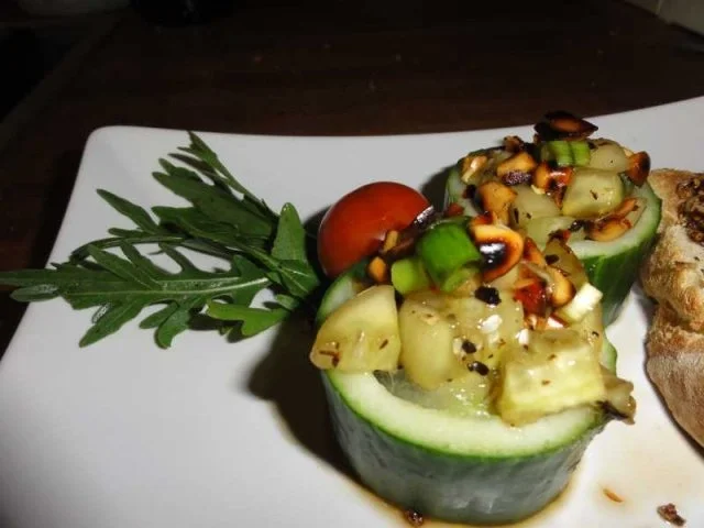 Rezept: Gurkenbecher mit scharfer Erdnuss Bild Nr. 3 Gurkenbecher mit scharfer Erdnuss - Rezept - Bild Nr. 3