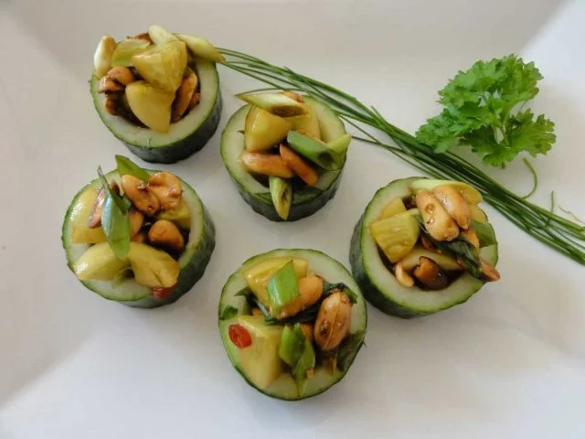 Rezept: Gurkenbecher mit scharfer Erdnuss Bild Nr. 2 Gurkenbecher mit scharfer Erdnuss - Rezept - Bild Nr. 2