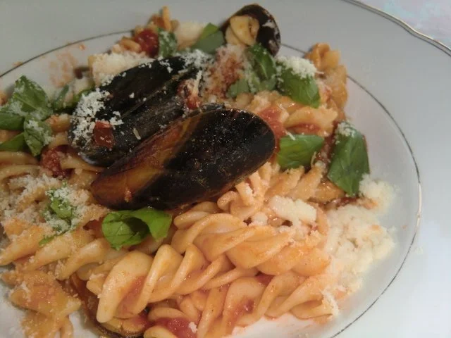 Spiralnudeln in einer Tomaten-Muschel-Soße - Rezept