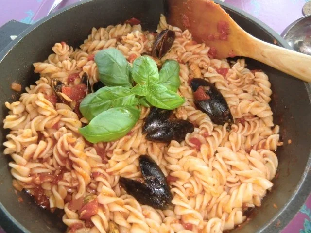 Spiralnudeln in einer Tomaten-Muschel-Soße - Rezept - Bild Nr. 2