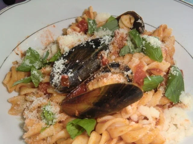 Spiralnudeln in einer Tomaten-Muschel-Soße - Rezept - Bild Nr. 3