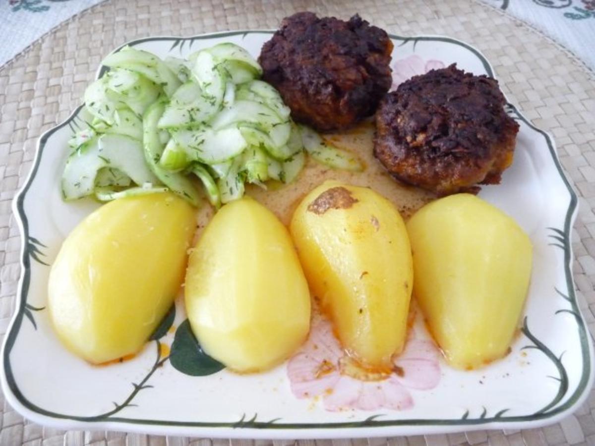 Hackfleisch : Fleischküchle mit Gurkensalat und Salzkartoffeln - Rezept