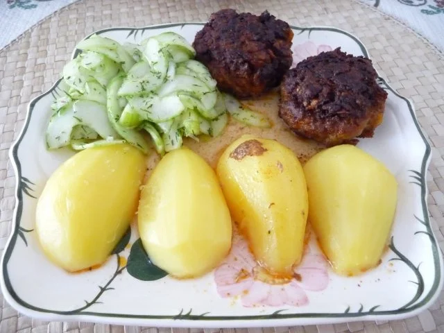 Rezept: Hackfleisch : Fleischküchle mit Gurkensalat und Salzkartoffeln Hackfleisch : Fleischküchle mit Gurkensalat und Salzkartoffeln - Rezept
