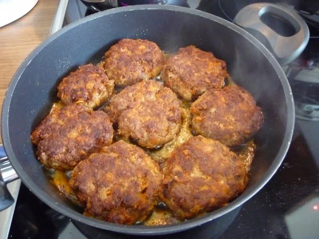 Rezept: Hackfleisch : Fleischküchle mit Gurkensalat und Salzkartoffeln Bild Nr. 2 Hackfleisch : Fleischküchle mit Gurkensalat und Salzkartoffeln - Rezept - Bild Nr. 2