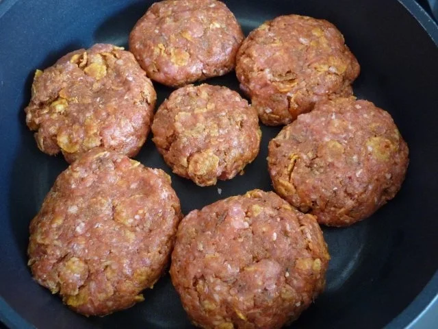 Rezept: Hackfleisch : Fleischküchle mit Gurkensalat und Salzkartoffeln Bild Nr. 3 Hackfleisch : Fleischküchle mit Gurkensalat und Salzkartoffeln - Rezept - Bild Nr. 3