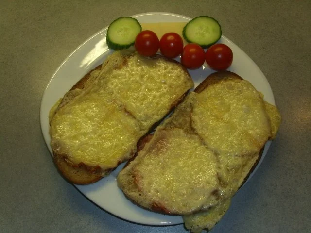 Abendbrot mit Bergkäse überbacken - Rezept