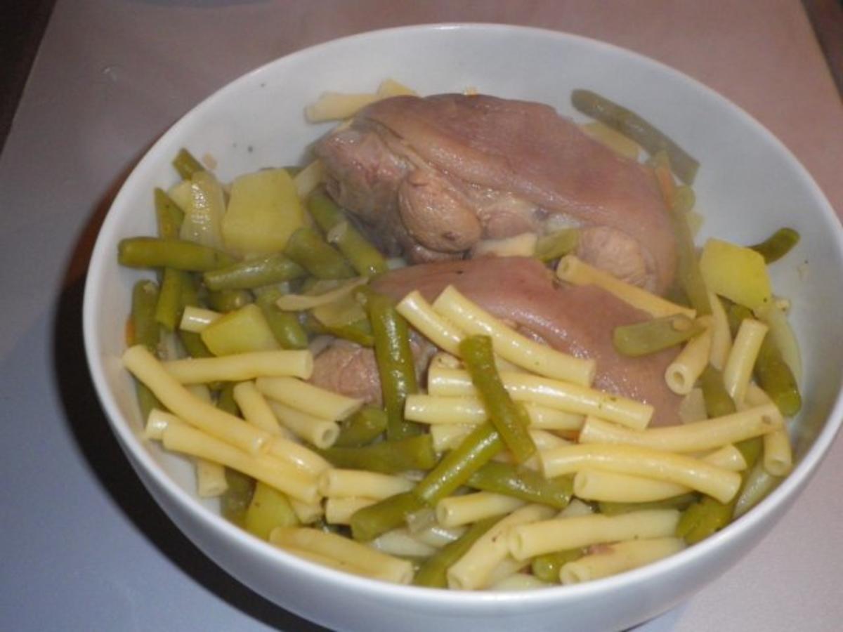 Schweineknöchel mit Kartoffel und Bohnen - Rezept