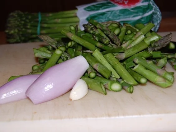 Rezept: BLÄTTERTEIGFEUILLETE MIT GRÜNEM UND WEISSEM SPARGEL, MORCHELN UND SAUTIERTEN KALBSMILKEN Bild Nr. 2 BLÄTTERTEIGFEUILLETE MIT GRÜNEM UND WEISSEM SPARGEL, MORCHELN UND SAUTIERTEN KALBSMILKEN - Rezept - Bild Nr. 2