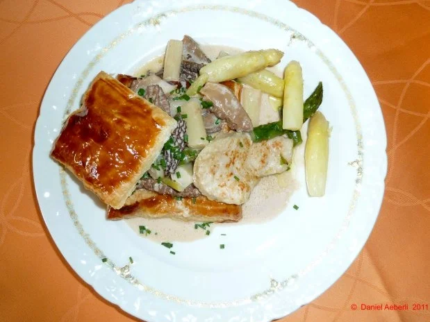 Rezept: BLÄTTERTEIGFEUILLETE MIT GRÜNEM UND WEISSEM SPARGEL, MORCHELN UND SAUTIERTEN KALBSMILKEN Bild Nr. 5 BLÄTTERTEIGFEUILLETE MIT GRÜNEM UND WEISSEM SPARGEL, MORCHELN UND SAUTIERTEN KALBSMILKEN - Rezept - Bild Nr. 5