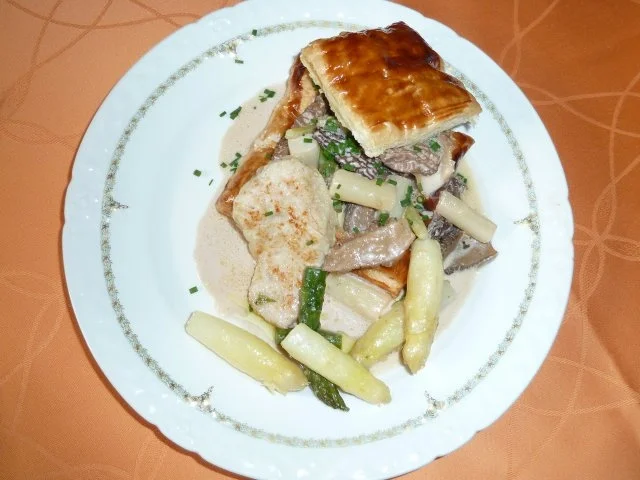 Rezept: BLÄTTERTEIGFEUILLETE MIT GRÜNEM UND WEISSEM SPARGEL, MORCHELN UND SAUTIERTEN KALBSMILKEN Bild Nr. 6 BLÄTTERTEIGFEUILLETE MIT GRÜNEM UND WEISSEM SPARGEL, MORCHELN UND SAUTIERTEN KALBSMILKEN - Rezept - Bild Nr. 6