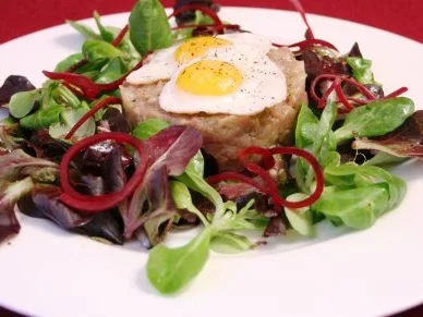Strammer Max vom Beeftartar an Rapunzelsalat - Rezept
