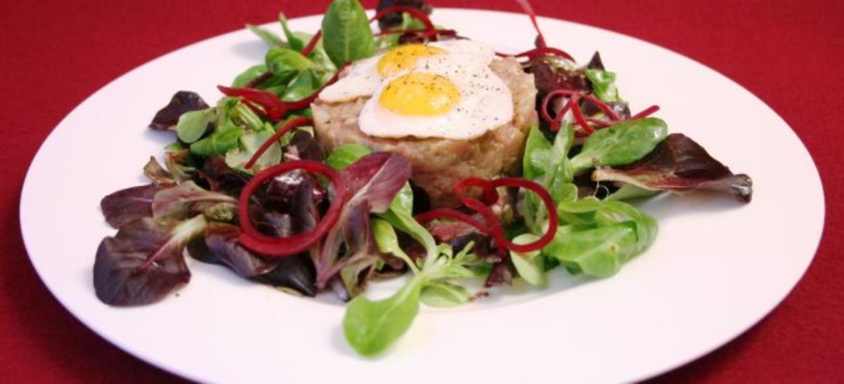 Bilder für Strammer Max vom Beeftartar an Rapunzelsalat - Rezept